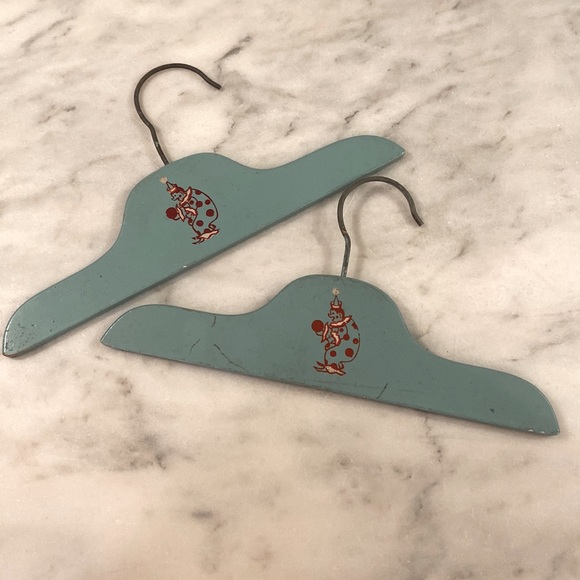 Vintage hangars - Picture 1 of 3